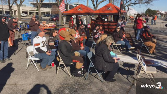 Diehard Cleveland Browns fans tie the knot while tailgating